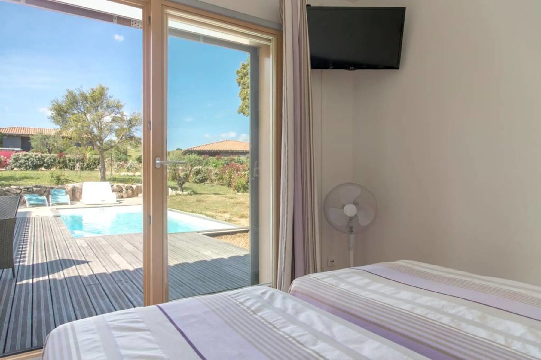 Les Arbousiers — bedroom view pool, villa with a private pool in Figari