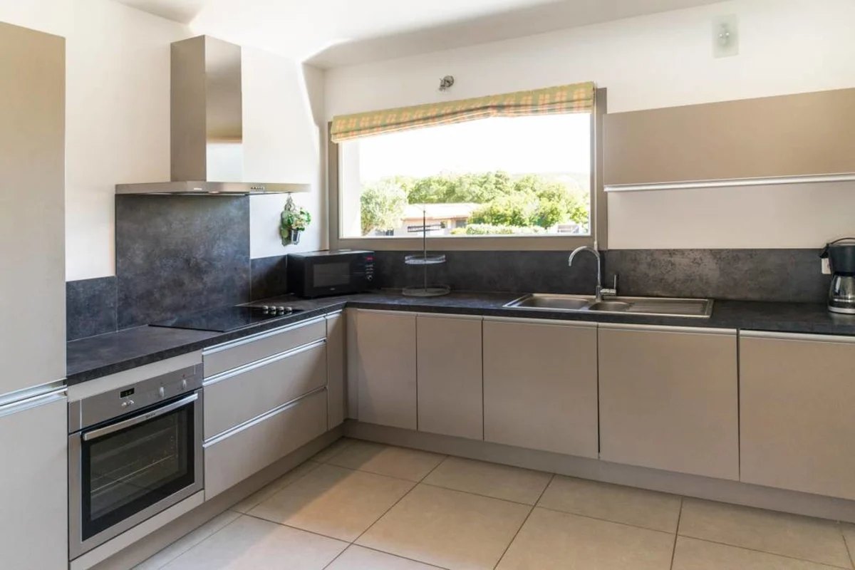Les Chênes Lièges — kitchen, villa with a private pool in Figari