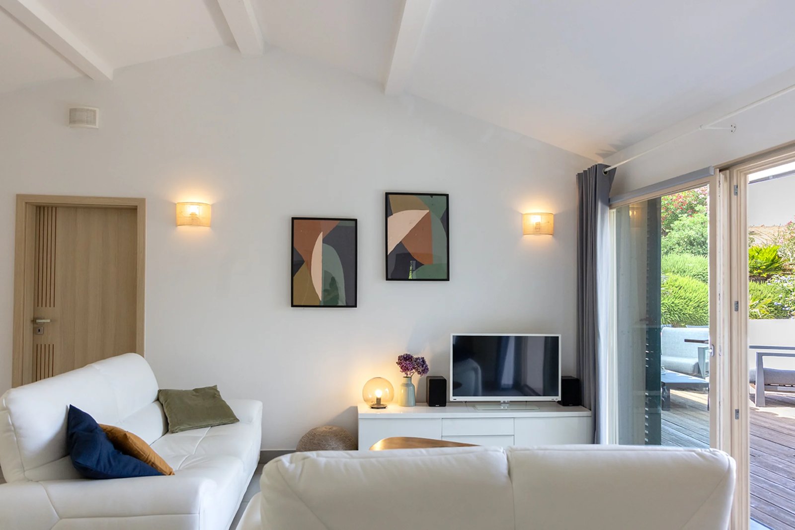 Les Myrtes — living room television, villa with a private pool in Figari