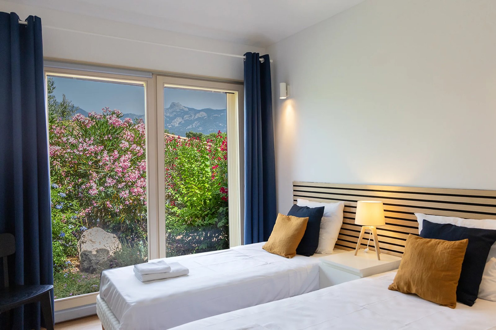 Les Myrtes — bedroom twin, villa with a private pool in Figari
