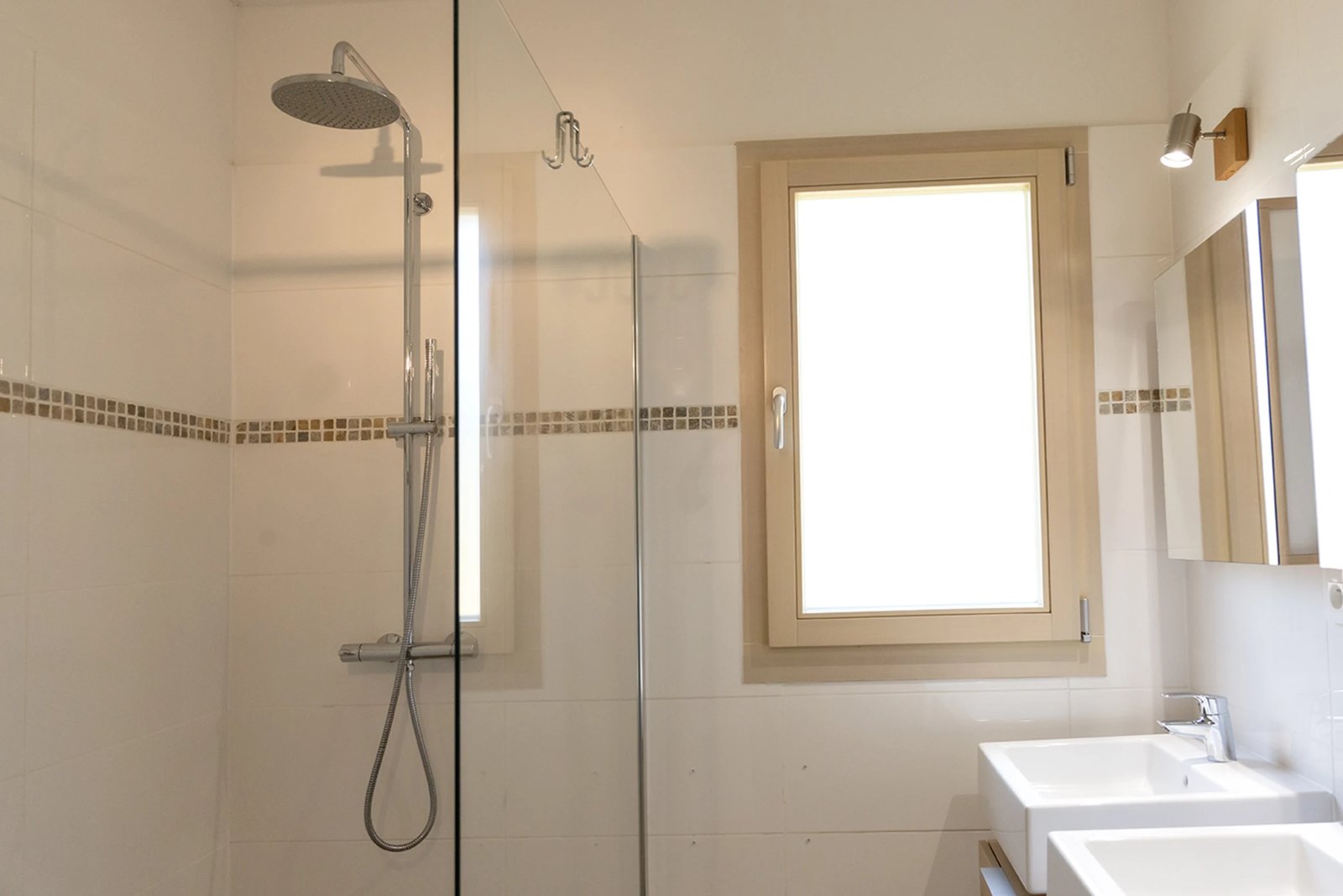 Les Myrtes — room shower, villa with a private pool in Figari