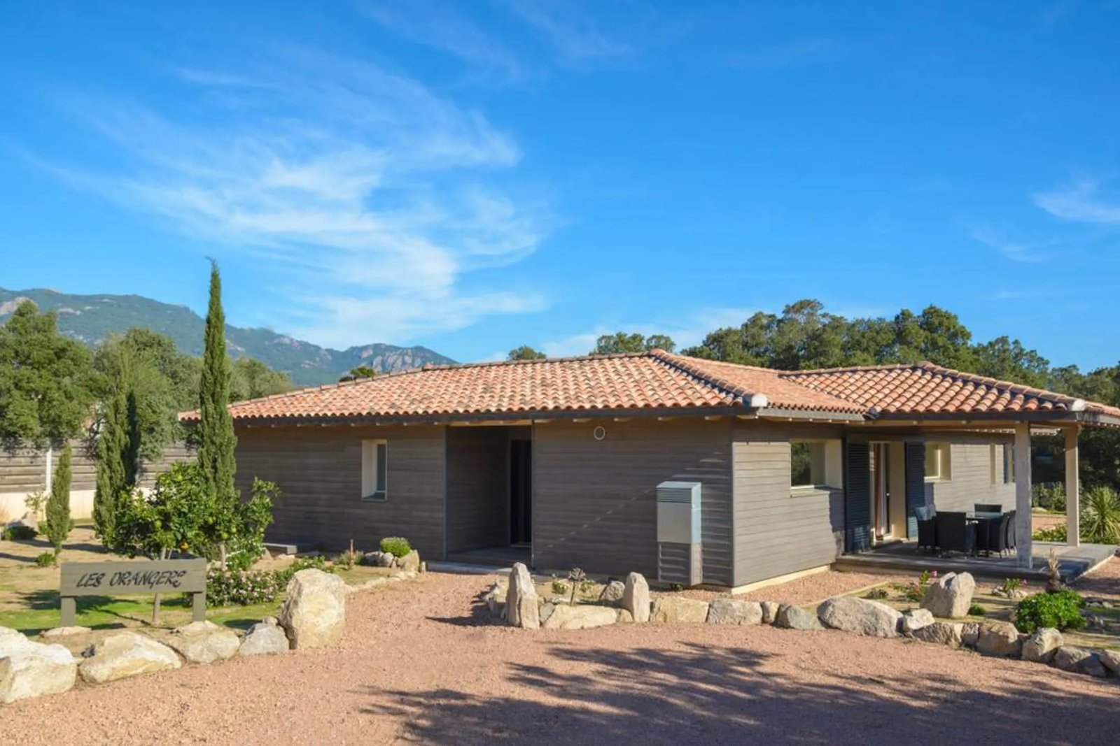 Les Orangers — facade mountains, villa with a private pool in Figari