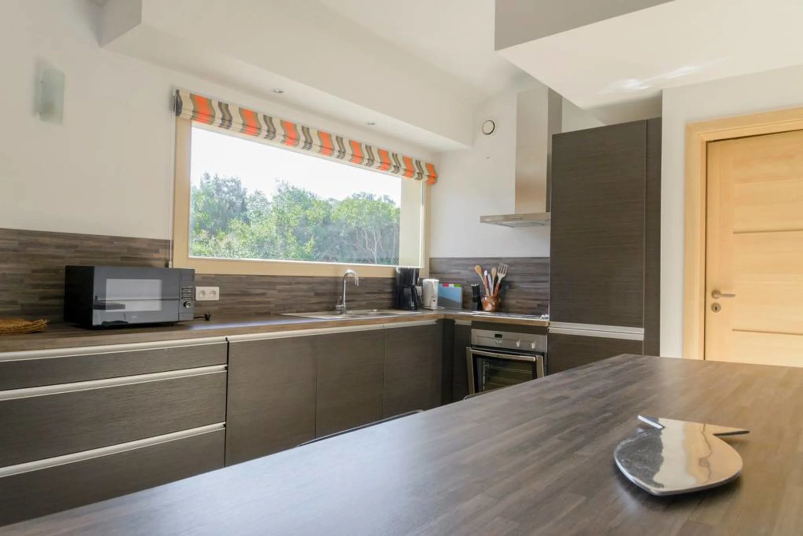 Les Orangers — kitchen, villa with a private pool in Figari
