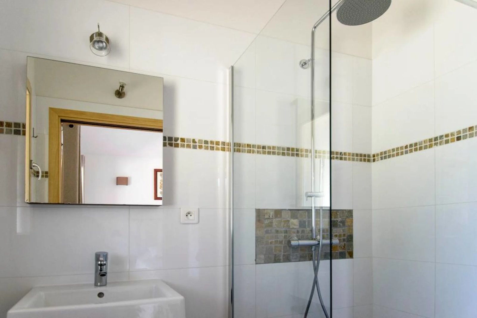 Les Orangers — room shower, villa with a private pool in Figari